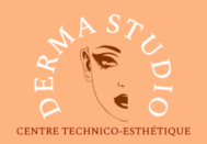 Logo Derma Studio Centre Technico-Esthétique sur fond pêche. Visage féminin stylisé au centre, texte blanc incurvé au-dessus : DERMA STUDIO.